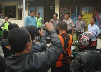 Petugas Leasing Demo Polisi