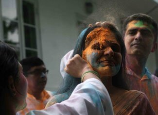 Festival Holi-toga-n