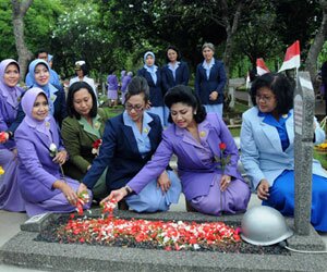 Ketua Umum Dharma Pertiwi Ziarah di TMPN Kalibata