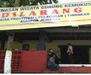 Spanduk larangan prostitusi di Gunung Kemukus dipasang aparat (bbc)