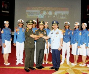 Foto- Panglima TNI, Jenderal TNI, Dr. Moeldoko salam komando usai memimpin Sertijab Danjen Akademi TNI. (puspen TNI)