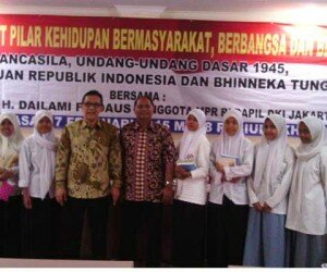 Prof Dr H Dailami Firdaus bersama pelajar yang mengikuti program sosialisasi 4 Pilar Kebangsaan di kampus UIA Jakarta