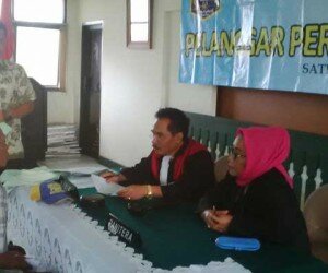 o Hakim sidang yustisi memberikan sanksi denda kepada pembuang sampah sembarangan dan pedagang Kaki-5.