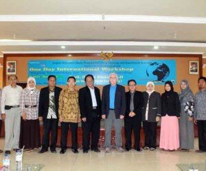 Foto-David Stein, staf pengajar dari Ohio State University, Amerika bersama staf pengajar UIA dalam workshop "Digital Learning". (Johara)