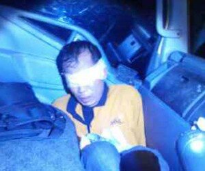 Foto-Rahayatul Hilal, 37, supir kendaraan dalam keadaan terikat disekap di bawah dash board saat setelah dirampok kawanan garong bersenjata api. Korban ditemukan petugas PT MMS di KM 73 Tol Tangerang - Merak, Selasa (19/5) malam.(haryono)