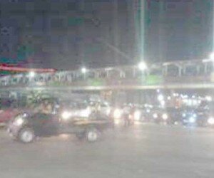 Suasana malam hari di Pelabuhan Merak semakin ramai didatangi pemudik