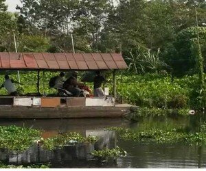 Perahu getek penghubung antara Perumahan Green Garden dan Jalan Taman Kota Kembangan, Jakarta Barat (pnj-10)
