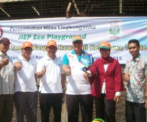 Foto- Direktur keuangan PT Jiep, Sita Izza Rosdaniah (tiga dari kiri) meresmikan taman hijau lingkungan di Rawa Bali kelurahan Rawa Terate, Jaktim.(ali)