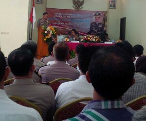 Foto- Kapolda Metro Jaya, Irjen Pol Tito Karnavian memberi arahan.
