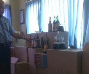 Kanit Reskrim Polsek Sawangan Iptu Sudiri memperlihatkan barang sitaan puluhan dus berjumlah sekitar 400 botol miras dan plastik selama hasil operasi cipta kondisi. (Angga)