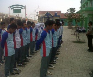 Foto-Waka Polsek Iptu Agus Suganda, Kanit Binmas Ipda Teguh Supriadi sedang memberi arahan bahaya narkoba dan tawuran dihadapan pelajar SMK Azahir Kp Baleker Rt 03/01 Desa Kedungjaya Kec.Kedungwaringin Kab.Bekasi.(lina)