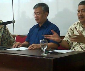 Ketua Umum PB PGRI Sulistyo (tengah) saat menjelaskan terkait hari guru 2015. (Inung)