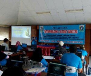 Ketua LMK Selong, Dibyo Raharjo membuka pelatihan Internet Marketing bagian dari Bina Sosial PPMK 2015. (rachmi)