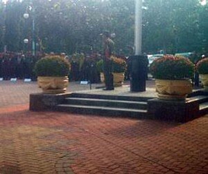 Aspem Sujanto Budiroso, memimpin apel upacara di halaman kantor Walikota Jakpus. (deny)