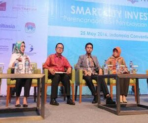 Walikota Tangsel Airin Rachmi Diany saat mengikuti forum smart city di BSD Serpong. (anton)