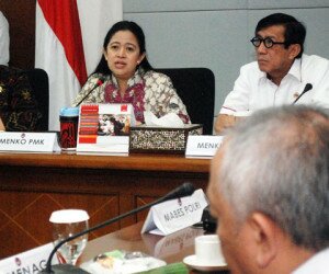 Menko Pembangunan Manusia dan Kebudayaan, Puan Maharani bersama Menteri Hukum dan HAM, Yasonna Hamonangan Laoly dan Menteri Kesehatan RI, Nila Djuwita F.Moeloek menggelar rapat koordinasi tingkat menteri terkait kekerasan terhadap anak di kantor Menko PMK, Jakarta, Selasa (10/5). (rihadin)