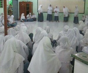 Ratusan siswa dan siswi SMAN 63 Petukangan Utara, Pesanggrahan, Jakarta Selatan mengikuti Pesantren Ramadhan 1437 H. (Rachmi)