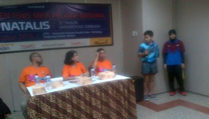 Rektor UT (Tengah) dan panitia Kejuaraan Tenis Meja pada Dies Natalis ke-32 UT. (Awang)