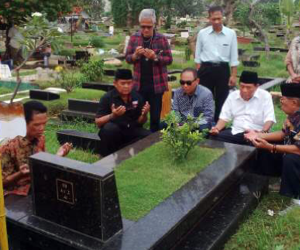H. Harmoko memimpin ziarah ke makam tokoh pers.