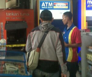 Suasana di TKP, mesin ATM dibobol dengan cara dilas.(Silaen)