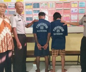 Kapolsek Pancoran Mas Kompol Tata Irawan bersama Kanit Reskrim AKP Untung menunjukkan pelaku perampasan. (Angga)