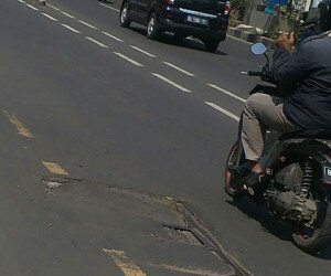 Kondisi beton penutup lubang kabel PLN dan telepon yang rusak parah di Jl. Raya Margonda, Depok. (anton)