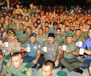 Pejabat TNI dan Gubernur Jawa Timur Sukarwo mengangkat cangkir kopi