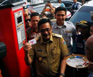 Wakil gubernur DKI Jakarta, Djarot Saiful Hidayat usai peresmian sistem pembayaran parkir pinggir jalan (on street) dengan mesin terminal parkir elektronik (TPE) di Jalan Juanda Raya, Jakarta Pusat, Senin (24/10/2016). Tarif parkir yang diberlakukan pada pembayaran melalui mesin TPE dihitung per jam. Besarannya, yakni Rp2.000 per jam untuk sepeda motor, Rp5.000 untuk mobil, dan Rp8.000 untuk truk atau bus