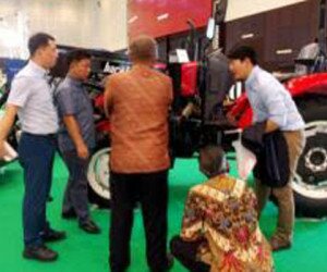 Pengusaha Jepang tampak serius memperhatikan mesin traktor roda empat untuk membajak sawah yang dipajang oleh PT Barata Indonesia (Persero) ketika mengunjungi Pameran Produk Indonesia (PPI) 2016 di Surabaya, Jawa Timur.