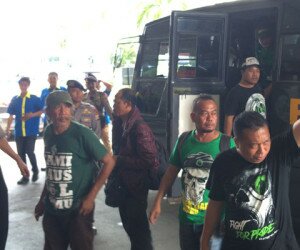 Puluhan perwakilan Bonek datang ke acara Kongres PSSI di Ancol dibawa menggunakan Bus polisi. (ilham)