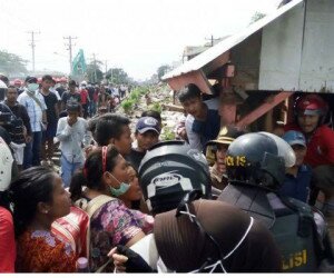 Warga korban penggusuran terlibat aksi dorong-dorongan dengan polisi.