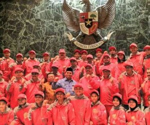 Sekda DKI M. Saefullah bersama kontingen DKI yang akan berlomba untuk Popwil II. (Joko)