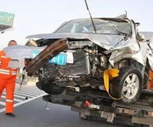 Mobil Pan hancur pada bagian depan setelah menabrak pembatas jalan dengan kecepatan 120km/jam. (Ist)