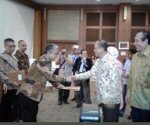 Menristek Dikti M Nasir saat menyerahkan bantuan bagi mahasiswa miskin di 10 PTN. (Ist)