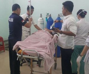 Polisi saat melakukan olah TKP dan pemeriksaan.(lina)