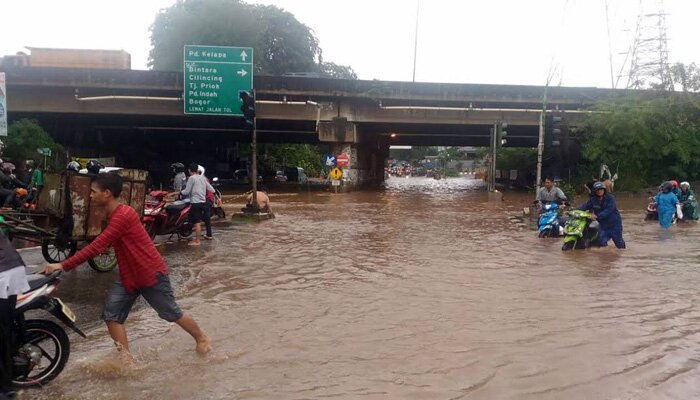 Jalan KH Noer Alie, di bawaj underpas JORR Bintara, terputus akibat genangan air hujan. (Saban)