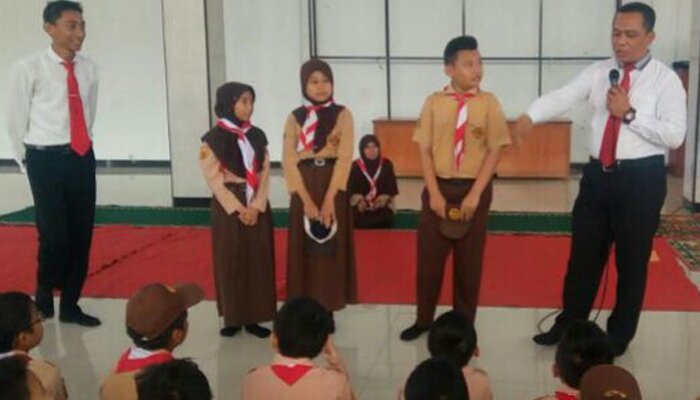 Kasat Narkoba Polres Purwakarta AKP Heri Nurcahyo menyosialisasikan P4GN ke siswa SD Plus Al Muhajirin Kampus 2 Cisereuh, Purwakarta. (dadan)