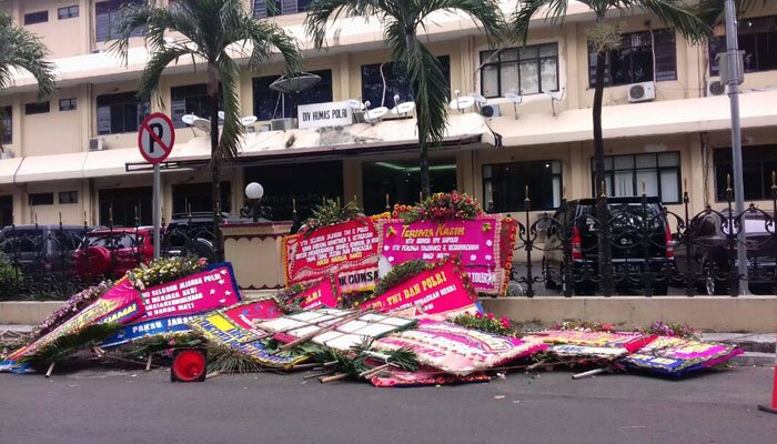 Karangan Bunga di depan Gedung Divisi Humas Mabes Polri.(irda)