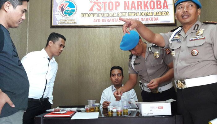 Tes urine anggota Satserse Narkoba Polres Purwakarta. (dadan)
