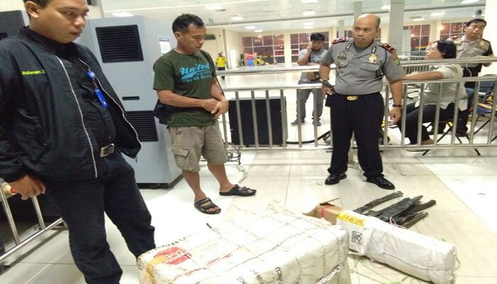 Anggota Polres Pelabuhan Tanjung Priok sita berbagai macam sajam dan senapan angin setelah terdeteksi mesin X-Ray. (ilham)