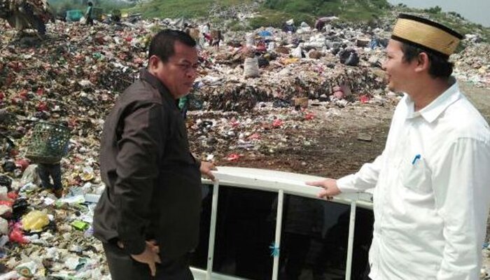 Ketua DPRD Kota Tangsel H.M. Ramlie didampingi Sekretaris DLH setempat Mukodas S saat melihat langsung TPA Cipeucang. (anton)