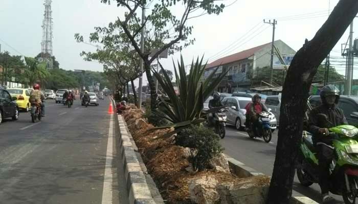 Proyek pemisah badan Jalan Raya Margonda yang dinilai warga menghamburkan dana ratusan juta rupiah. (anton)