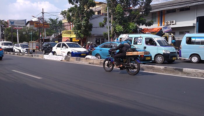 Putaran di jalan Dewi Sartika, Kramatjati, yang ditutup karena sebelumnya membahayakan. (Ifand)