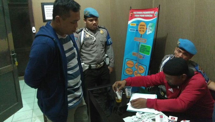 Suasana tes urine di Polres Purwakarta