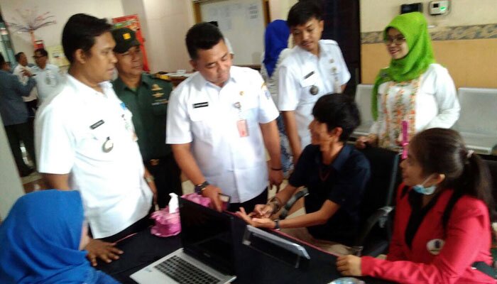 Aspem Jakbar, Denny Ramdany dan Camat Kembangan, Agus Ramdani tengah berdialog dengan warga yang mengadu di Kecamatan Kembangan. (Tarta)