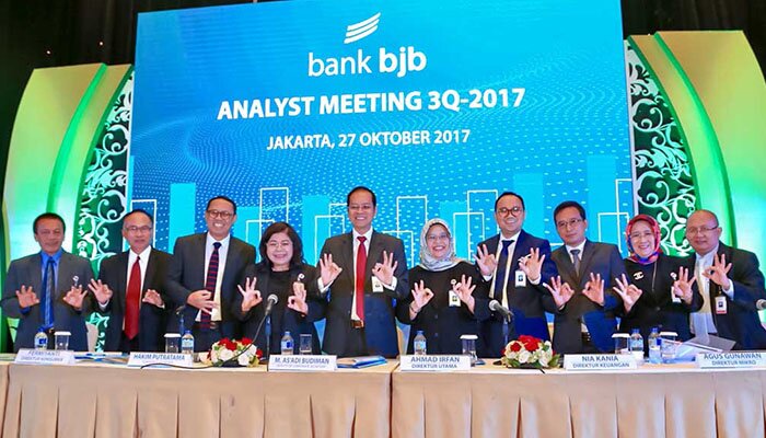 Jajaran Direksi dan Komisaris bank bjb berfoto bersama usai Analyst Meeting 3rd Quarter bersama para analis pasar modal di Jakarta, 27 Oktober 2017