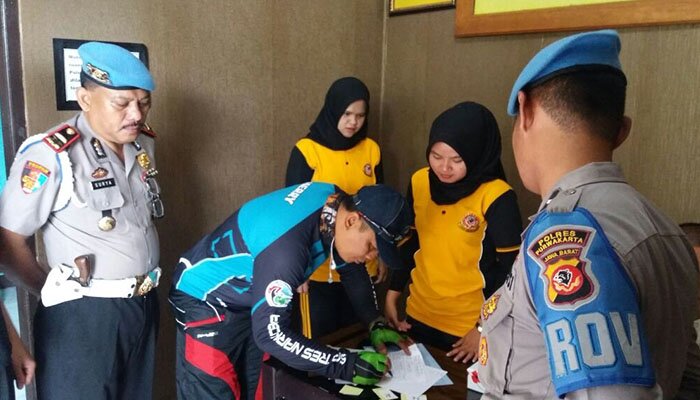 Kasatnarkoba Polres Purwakarta, AKP Heri mengisi formulir saat pemeriksaan urine diunitnya disaksikan Kasi Propan Ipda Untung Surya.