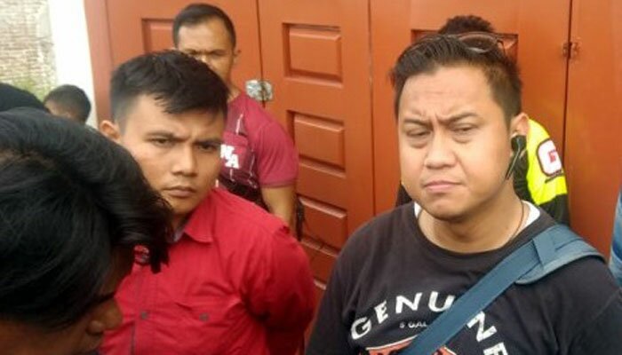 Kasat Narkoba Polrestabes Medan AKBP Raphael (kaos hitam) di lokasi penggrebekan