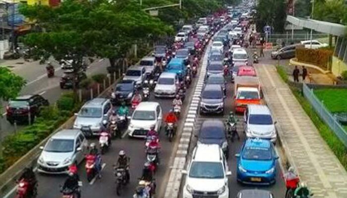Kondisi kemacetan dan antrean kendaraan di Jalan Raya Margonda saat jam sibuk pulang kerja. (anton)