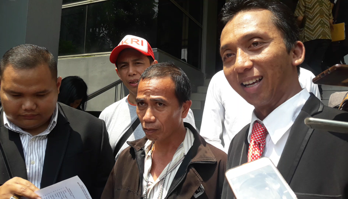 Stedi (tengah), Bambang (kanan) usai membuat laporan di Polda Metro Jaya